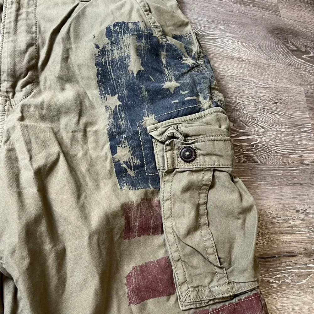 American Eagle Cargo Shorts Mens 38 Green Flag Graphic Distressed Cotton Utility